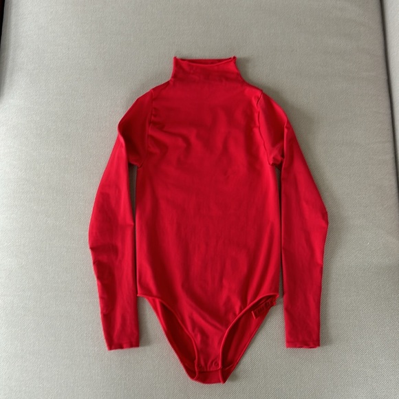 SKIMS Essential Mock Neck Long Sleeve Bodysuit - Picture 3 of 5